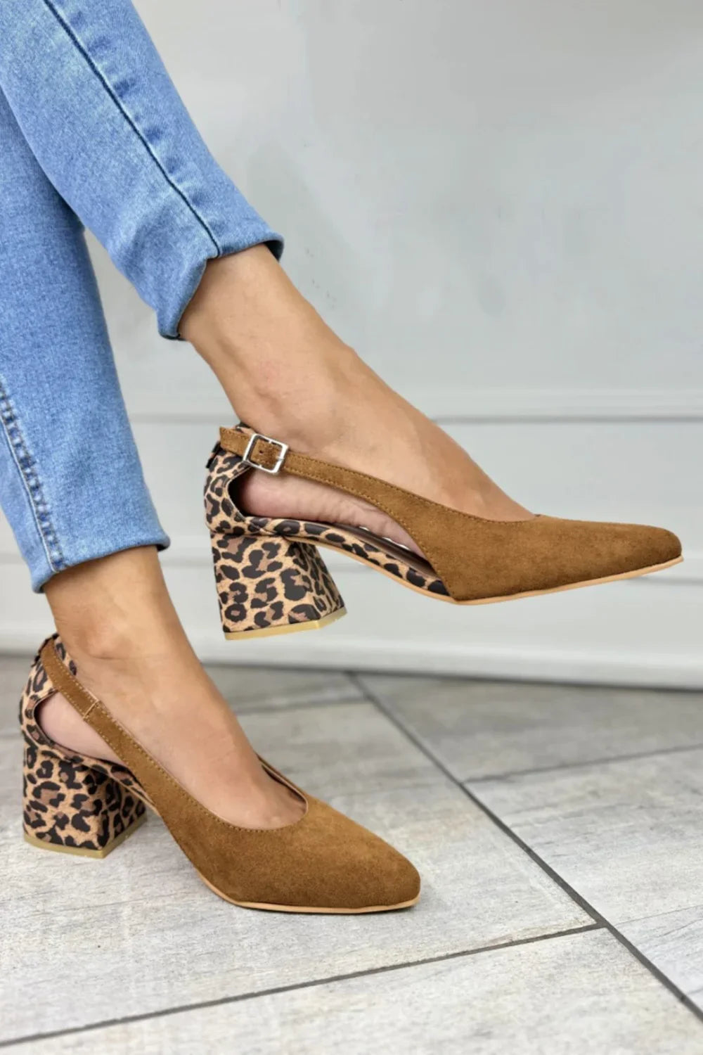 DÉCOLLETÉ SLINGBACK CON TACCO LEOPARDATO